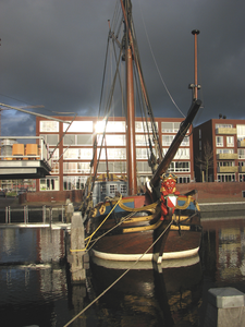 902817 Afbeelding van het statenjacht 'De Utrecht', afgemeerd in de Veilinghaven te Utrecht, met op de achtergrond ...